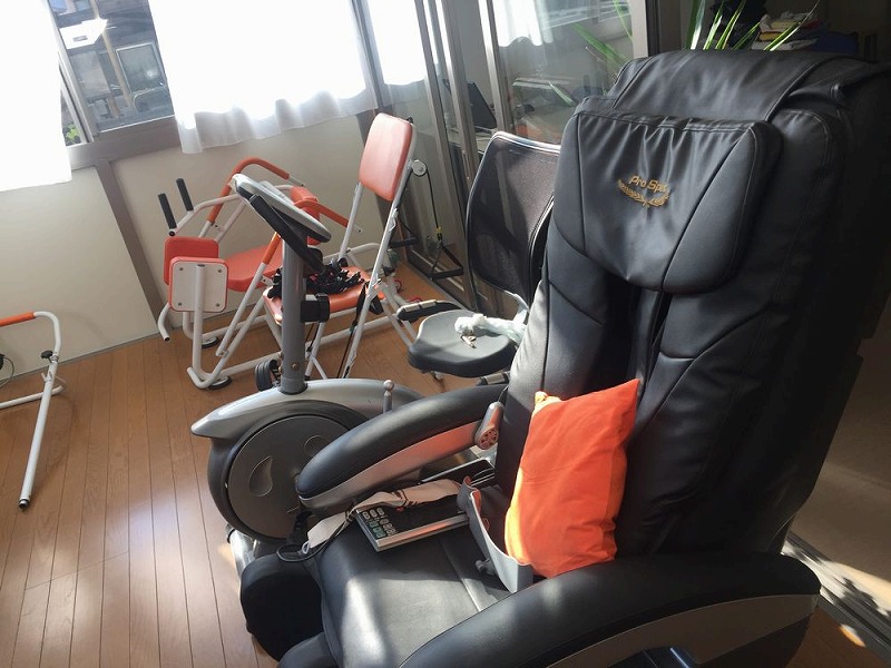 老人ホーム　リハビリ器具　マッサージチェア