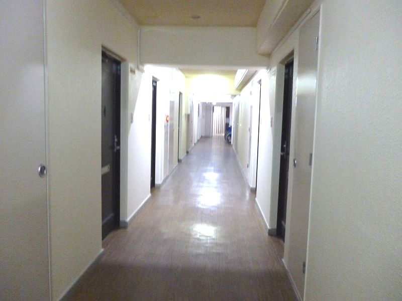 老人ホーム通路