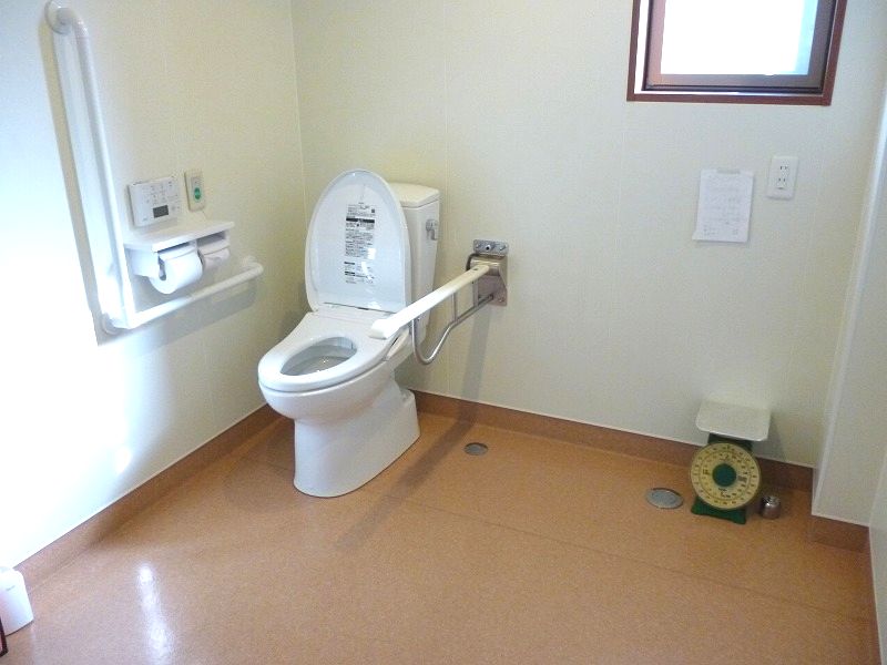 老人ホーム多目的トイレ