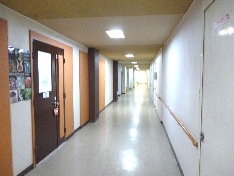 老人ホーム通路